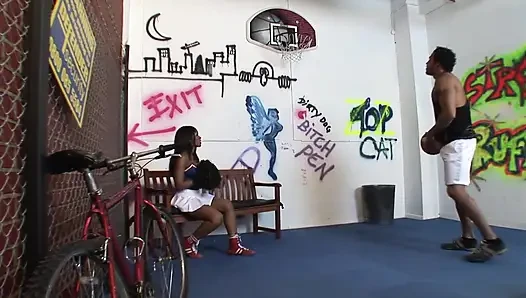Yuvarlak götlü ateşli zenci kız domaltarak almak için eğiliyor