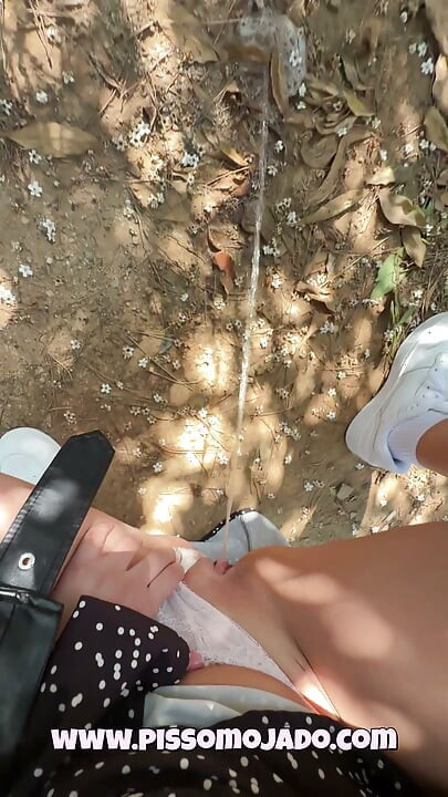 Parkta Çişini Tutamamak: Kız Halk İçinde Neredeyse Altına Kaçırıyor, Sonra Çalıların Arkasında Çömeliyor