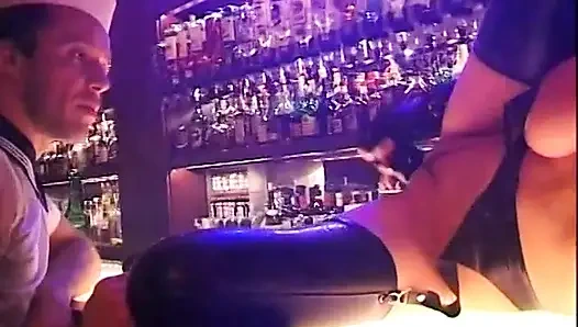 Denizcilerle barda üçlü seks ve bire bir sikiş. 2 sahne içinde 1