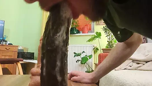 Özensiz tükürük dildo gırtlağına kadar alıyor 8