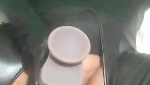 Azgın dildomun tadını çıkarıyor