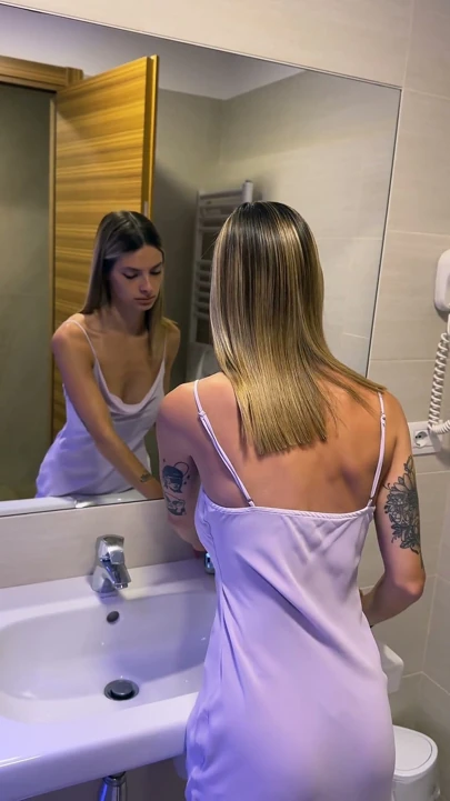 Milano civarında turist, birlikte öğle yemeğine gidiyoruz ve elbisesini kirletiyor. Evimde onun üstü değişiyor