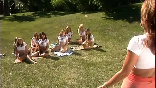 Çimenlerde büyük sert yarağa binen bir kız için açık havada klasik sikiş