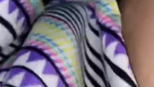 Üvey erkek kardeşimin yarağını emiyor ve domaltarak sikişiyor