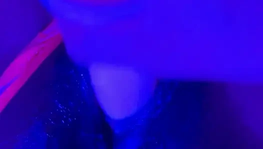 Zenci tanrıça sızdırıyor: neon tanga ve dildo fışkırtıyor