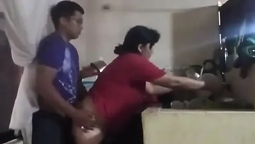 Karım oturma odasındayken hizmetçiyi mutfakta sikiyorum