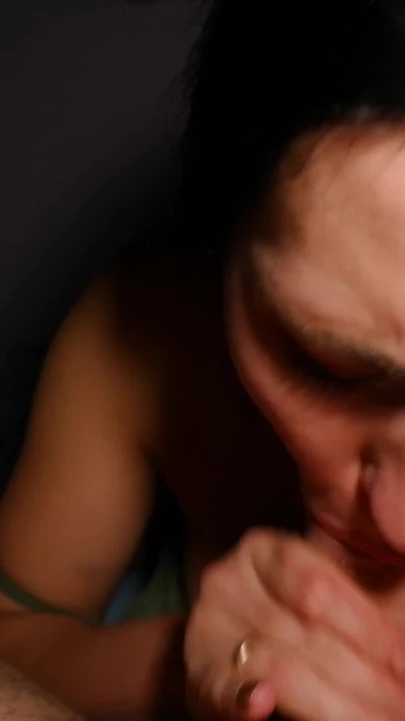 Мощный момент из "шаловливая юная подруга заставила его кончить, пока он смотрел телевизор"