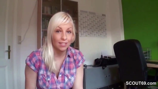 Sie erwischt ihn beim Wichsen und hilf mit einem Handjob