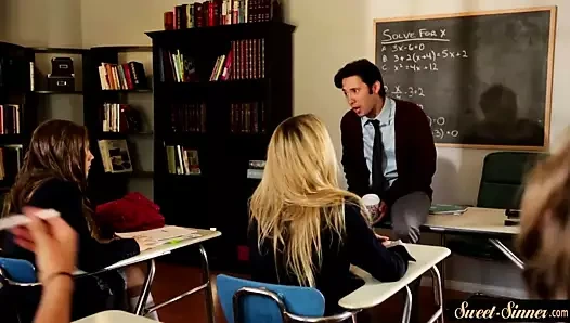 Çekici kız öğrenci büyük bir horoz tarafından dövülerek