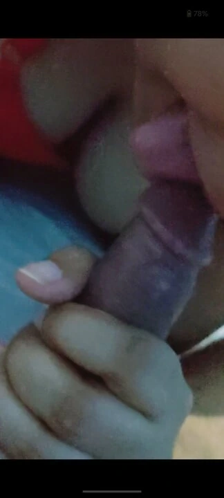 Şehvetli evli kadın arkadaşı tarafından sert sikişiyor yarağını emiyor ve ona tutkuyla orgazm oluyor büyük memeli tombul kıza boşalıyor