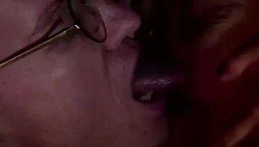 Mükemmel kızıl saçlı orta yaşlı seksi kadın sert sikişten sonra göğüslerine döl püskürtüyor