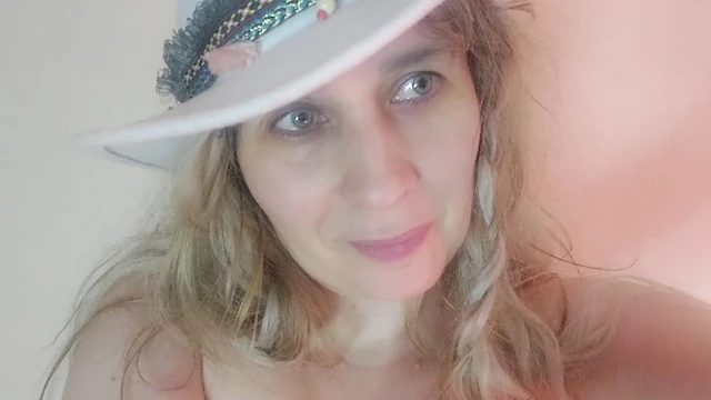 Она пошла на дилдо в шляпе