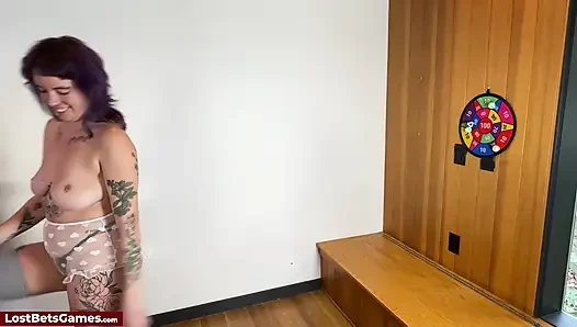 Bir dart oyunu yaramaz bir striptiz oyununa dönüştü
