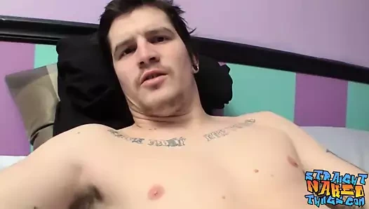 Dövmeli damızlık asılarak onun sert horoz ve yapar o fışkırtma boşalmak