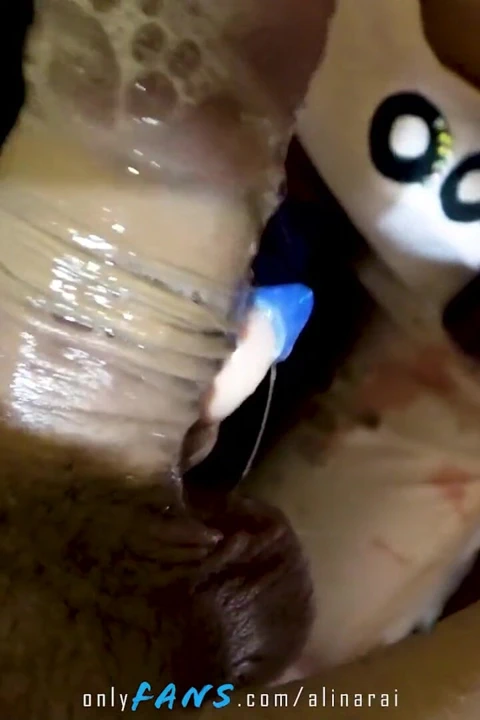 Ateşli üvey kız üvey babasının yarağına gitmek için masanın altına tırmanıyor