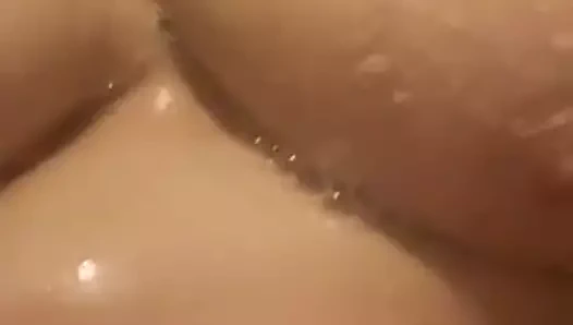 Küvette oynayan Latin ve beyaz kız