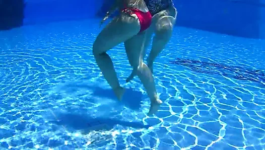 Havuzda güzel bacaklar