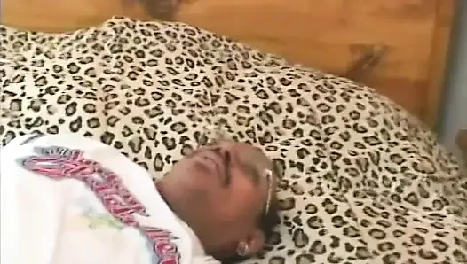 Siyah adam ateşli genç sarışın bebeği sikiyor