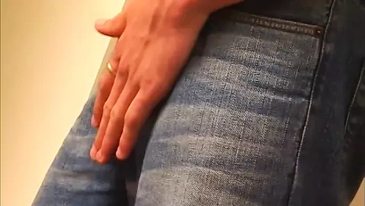 Yanan sarışın genç kızın yüzünü sert sikiyor