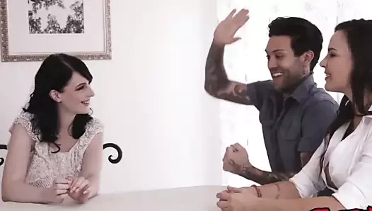 Alex harper ve dana DeArmond kanepede sert seks var