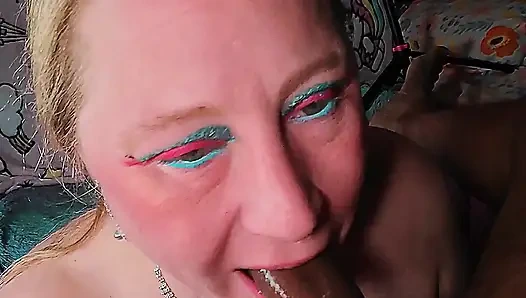 Gırtlağına kadar sakso - 58 azgın gırtlak turtası olgun yüz sikiliyor