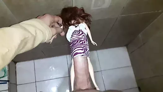 Sikimi eğitmek (eteğinin altında))