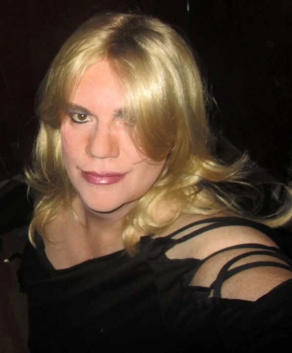 Yetişkin bir tiyatroda korkak crossdresser