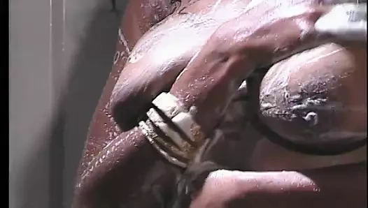 Siyah ve beyaz lezbiyenler ile büyük memeler sikme ile bir strapon