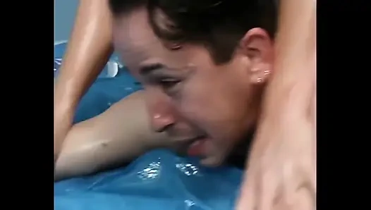 Sıcakta bir sürtüğün şehvetli vücudunda kaygan yağ