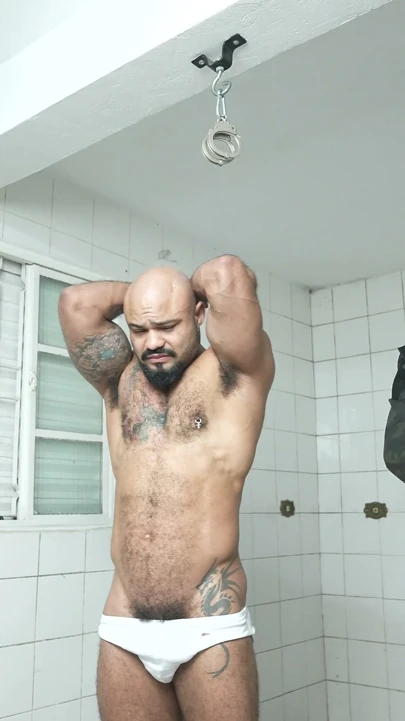 Hairy Bodybuilder Köle Olarak Kullanılıyor - Bölüm 1