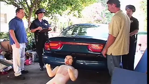 Büyük kavunlu kız onun sert horozunu sikikleri dışarı çıkana kadar