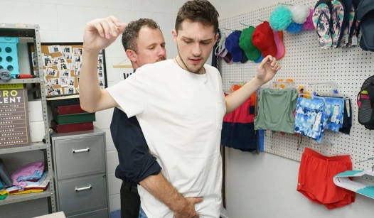 Genç sevimli twink perp seks ile sıcak bekçi için hayır polisler aradı