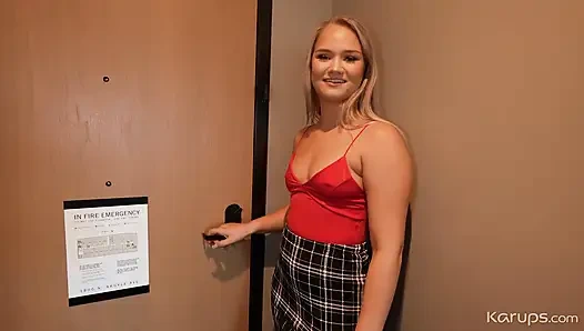 Sarışın genç striptizci beni otel odama kadar takip ediyor