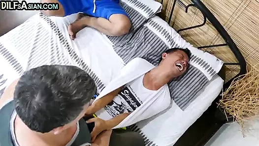 Gıdıklanan Asyalı iri güzel kız 21 yaşındaki erkek arkadaşıyla üçlü grup sekste sikiliyor