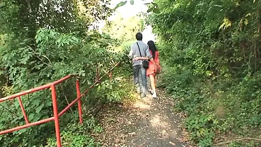 Genç kız yaşlı bir adam tarafından dışarıda sikiliyor