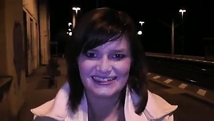 Outdoor am Bahnhof Sperma ins Gesicht