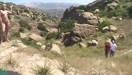 Genç sarışın alır onu kedi kıçını becerdin tarafından iki Çıtçıt aynı zamanda açık havada