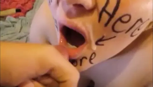 Cum sürtük yüzüne bir sürü cum alır ve daha fazlasını ister