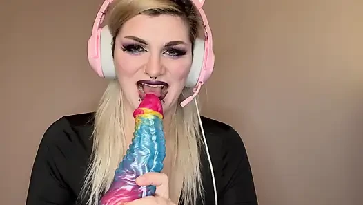 Oyuncu kız canavar dildoyla sikişiyor ve fışkırtıyor