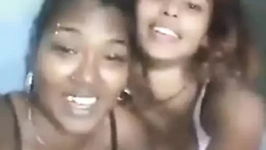 2 seksi siyah kız selfiee.mp40b yapıyor