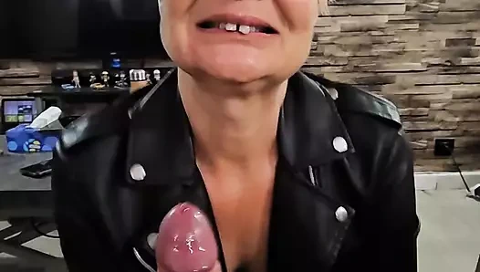 Deri ceketimin altında çıplakken boşalana kadar onu 31 çektiriyorum