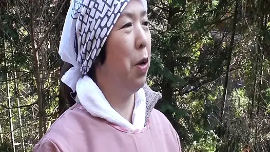 A076G02 Kırsalda eğlencesiz yalnız yaşayan olgun bir kadın kamera önünde saksıyor ve zengin seks yapıyor!