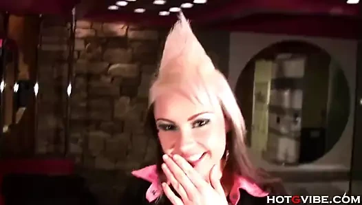 Punk öğrenciler fışkırtma tüm üzerinde birbirinden