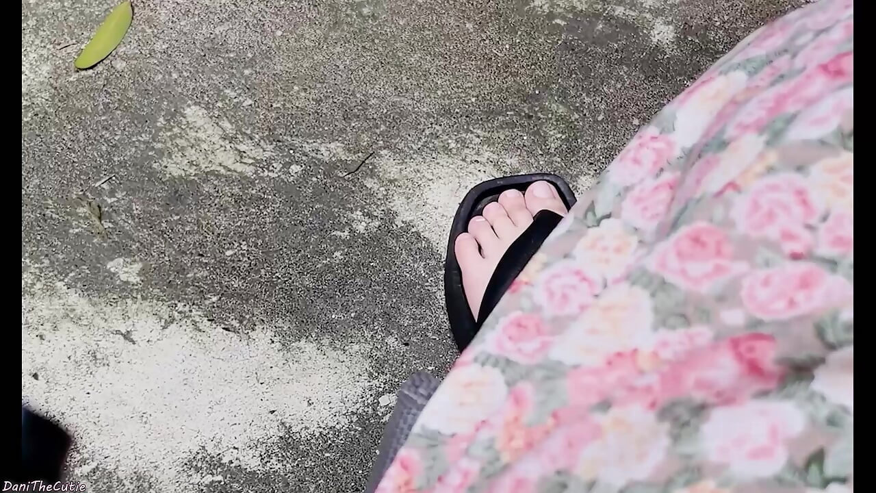 Utangaç bir tgirl'in ateşli ayaklarına bakmadan duramıyorsun DaniTheCutie