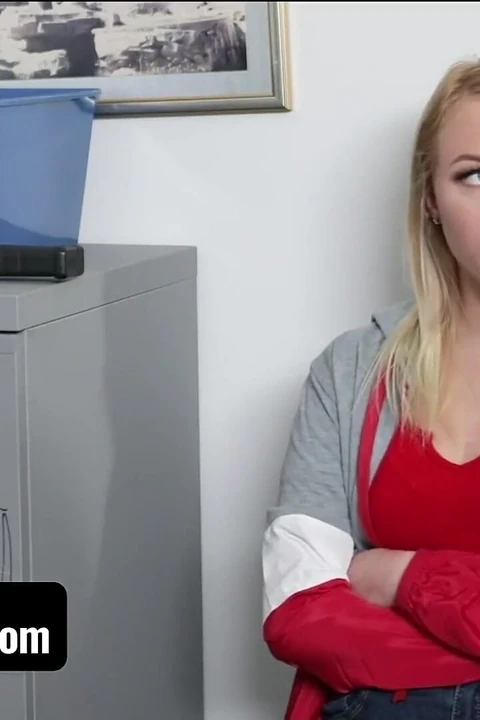 Ее идеальные сиськи не перестают подпрыгивать! Трахаю тинку в магазинные угонщики, бесплатный полный фильм