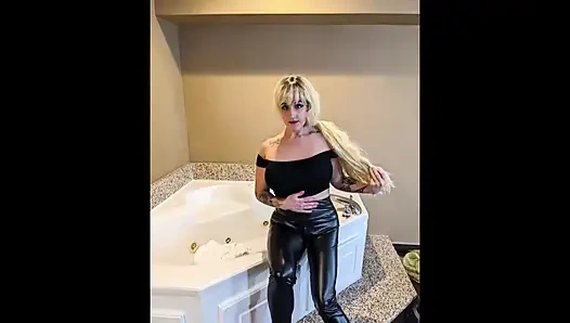 1950'lerin kötü kız pin-up modelinin siyahi üremesi