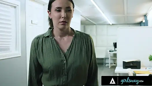 Girlsway - kadın egemenliği patronu Casey Calvert takma asistan Anna Claire Clouds'u ofisinde domine ediyor