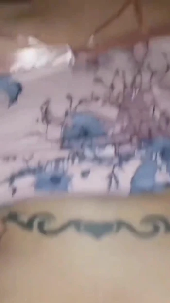 Муженек долбит мою киску раком, трахает пальцами мою сраку