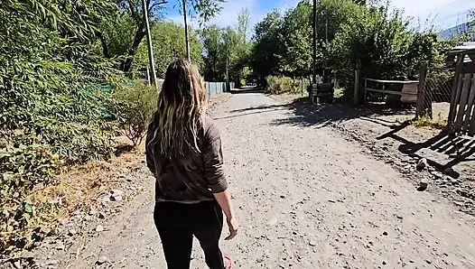 Yol boyunca eski bir arkadaşımla tanışıyorum ve onu sikişmeye davet ediyorum