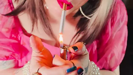 Bu sarışın prenses, Tina Snua, bir sigara yakıyor ve prensleri için sigara içiyor! Sigara içen iri güzel kadın